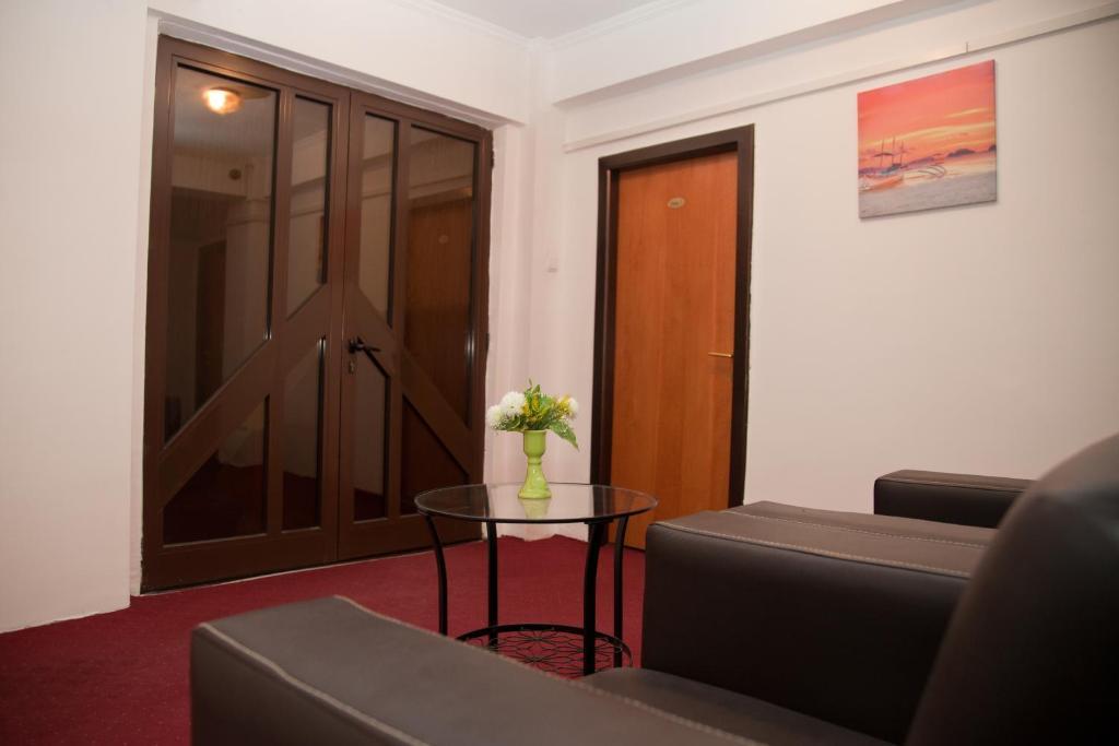 Hotel Metropol Пітешть Екстер'єр фото